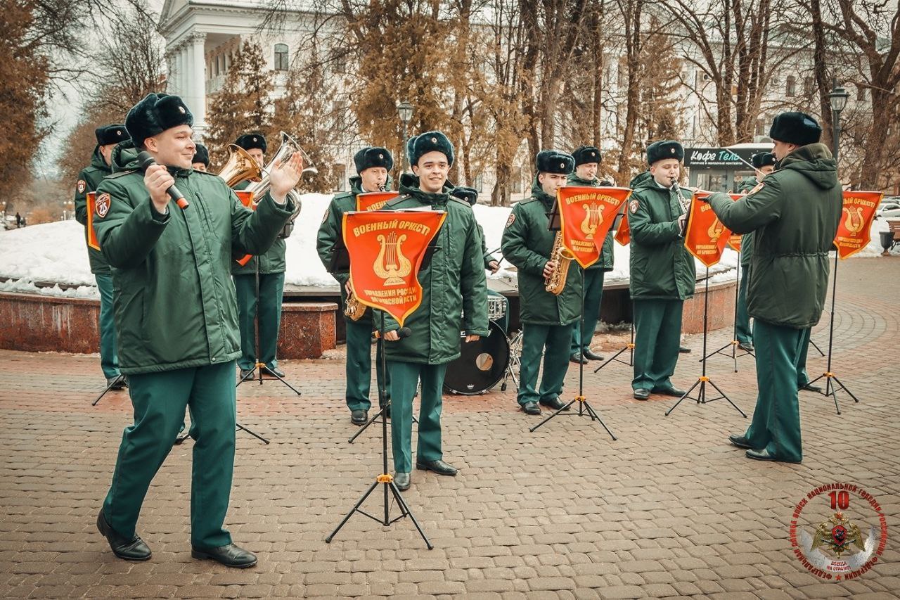 8. В Брянске военный оркестр Росгвардии поздравил женщин с Международным женским днем Концерт прошёл сразу на двух площадках — в центральном сквере и в одном из торговых центров города 8. В Брянске военный оркестр Росгвардии поздравил женщин с Международным женским днем Концерт прошёл сразу на двух площадках — в центральном сквере и в одном из торговых центров города