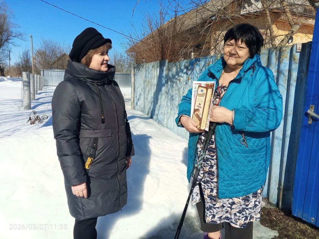 В преддверии Международного женского дня 8 марта, глава Орменской сельской администрации Надежда Николаевна Артюхова, работники Орменского СДК и библиотеки поздравили жён и матерей участников специальной военной операции В преддверии Международного женского дня 8 марта, глава Орменской сельской администрации Надежда Николаевна Артюхова, работники Орменского СДК и библиотеки поздравили жён и матерей участников специальной военной операции