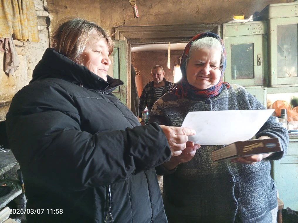 В преддверии Международного женского дня 8 марта, глава Орменской сельской администрации Надежда Николаевна Артюхова, работники Орменского СДК и библиотеки поздравили жён и матерей участников специальной военной операции В преддверии Международного женского дня 8 марта, глава Орменской сельской администрации Надежда Николаевна Артюхова, работники Орменского СДК и библиотеки поздравили жён и матерей участников специальной военной операции