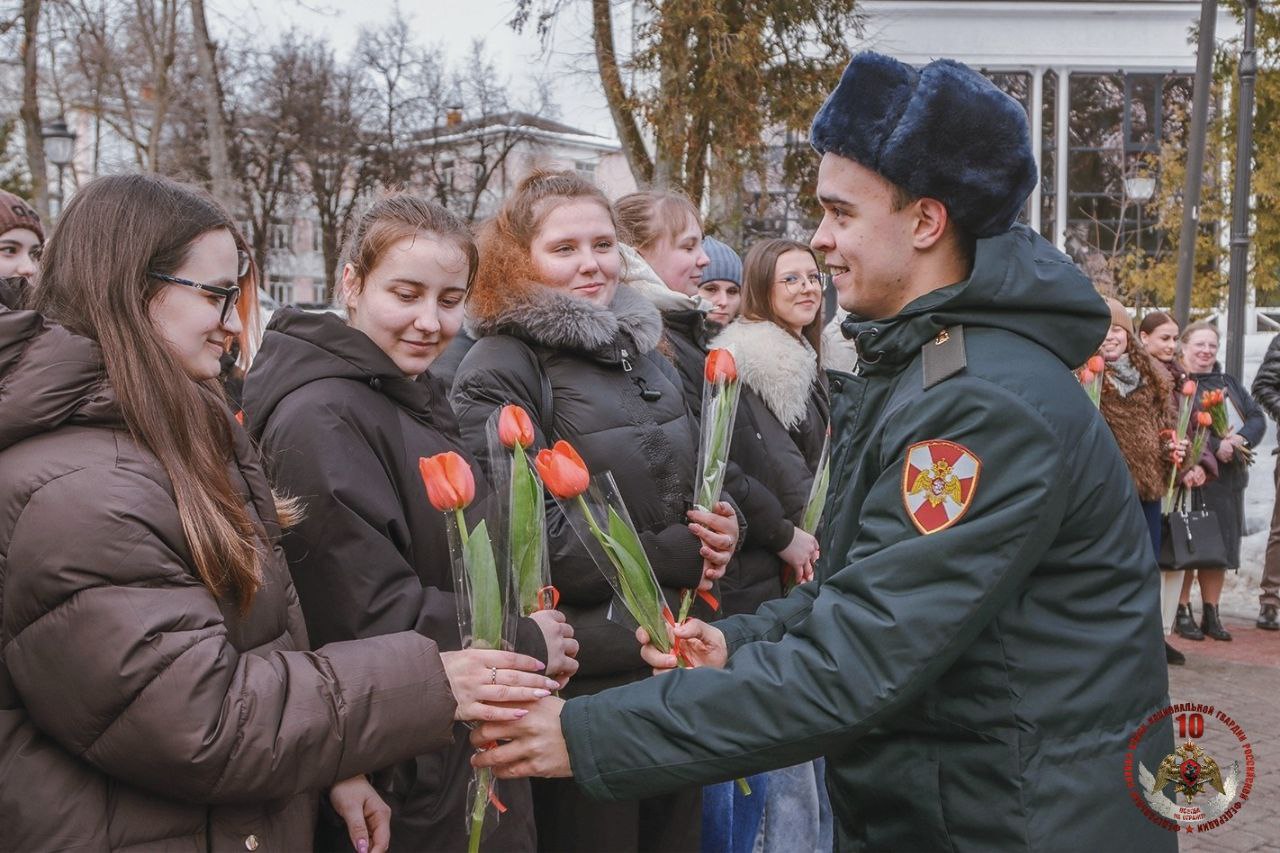 8. В Брянске военный оркестр Росгвардии поздравил женщин с Международным женским днем Концерт прошёл сразу на двух площадках — в центральном сквере и в одном из торговых центров города 8. В Брянске военный оркестр Росгвардии поздравил женщин с Международным женским днем Концерт прошёл сразу на двух площадках — в центральном сквере и в одном из торговых центров города