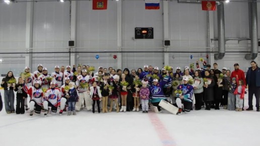 В Климово на ледовой арене прошёл тёплый праздник, посвящённый Международному женскому дню