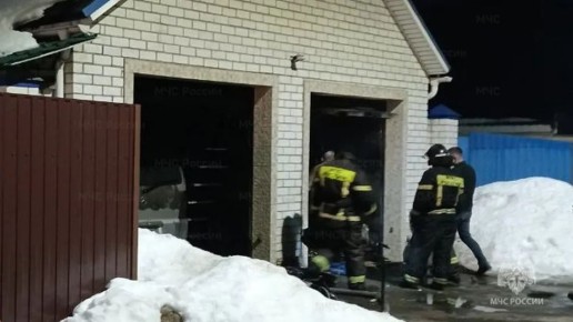 В Брянске потушили горящий гараж на улице Вокзальной в Бежицком районе