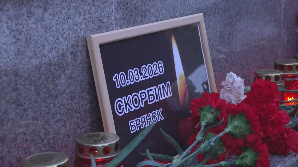 Жители Брянска несут цветы к Кургану Бессмертия после варварской атаки ВСУ