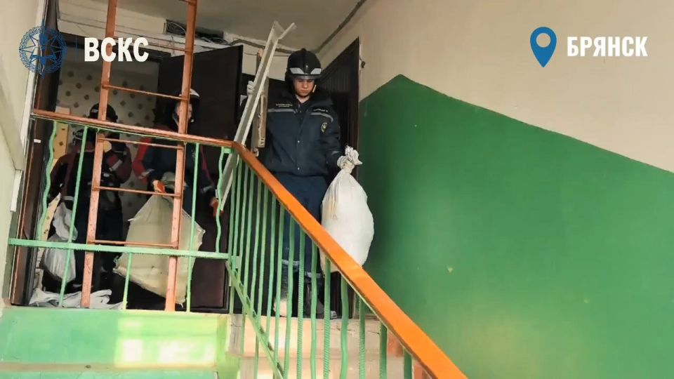 Студенты-спасатели помогают ликвидировать последствия ракетного удара по Брянску