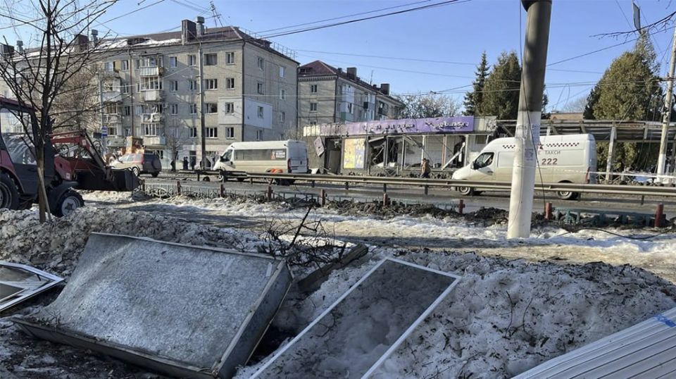 Студенты-спасатели помогают брянцам восстанавливать дома после ракетной атаки