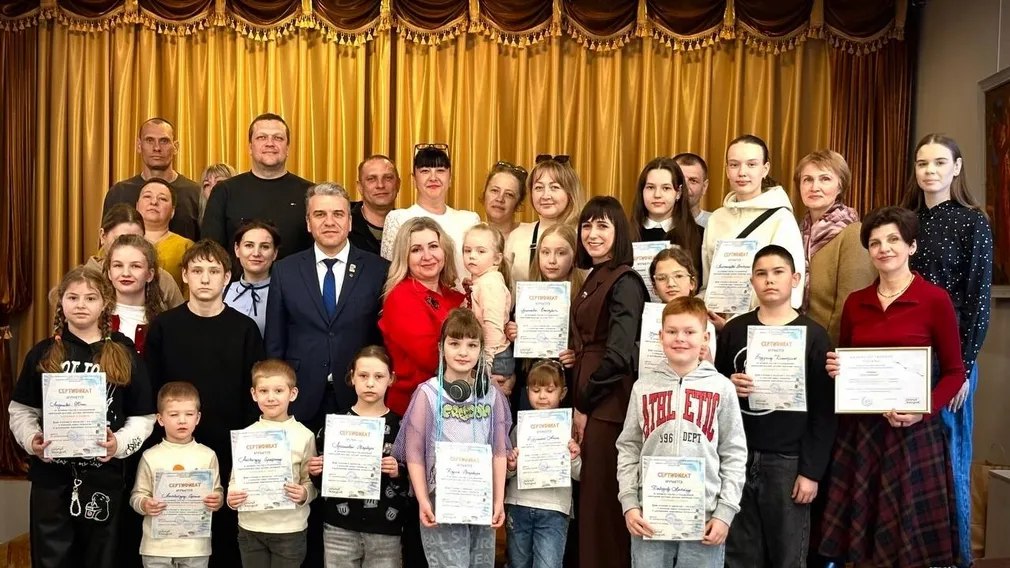 В Брянске были подведены итоги конкурса рисунков онкобольных детей «Ладошки к солнцу»