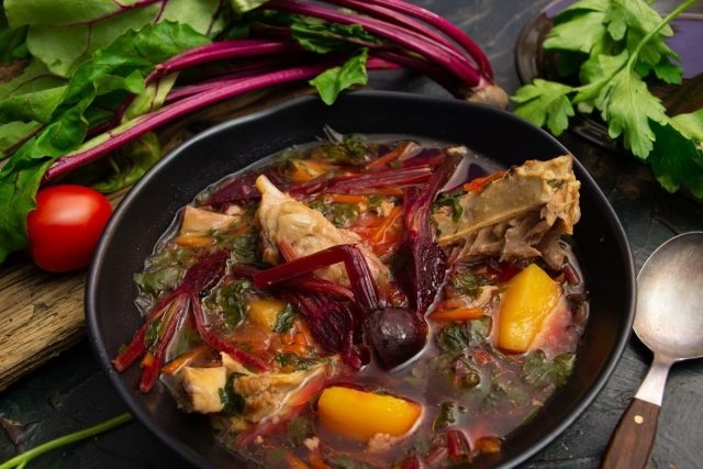 Летний борщ с ребрышками и свекольной ботвой