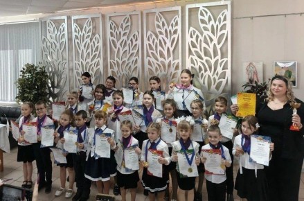 Снова победы! 15 марта хоровой коллектив «Забава» МБУДО ЦДТ и солистка Юлиана Сустав завоевали Гран-при на Международном конкурсе «Салют звезд», который прошел в городе Брянске