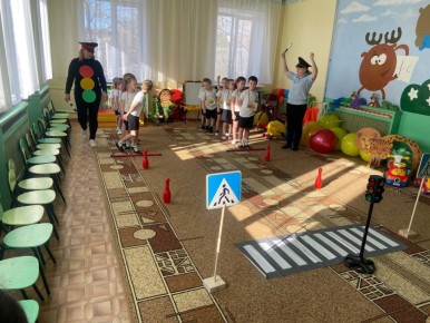 В целях предупреждения детского дорожно - транспортного травматизма, воспитания навыков безопасного поведения на дорогах, в МБДОУ № 15 "Белочка" прошло спортивное развлечение «Путешествие в страну дорожных знаков»...