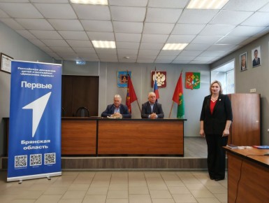 Сергей Цыганок: В преддверии Дня воссоединения Крыма с Россией в администрации Погарского района прошло торжественное вручение первых паспортов юным жителям Погарского района в рамках всероссийского проекта «Мы - граждане...