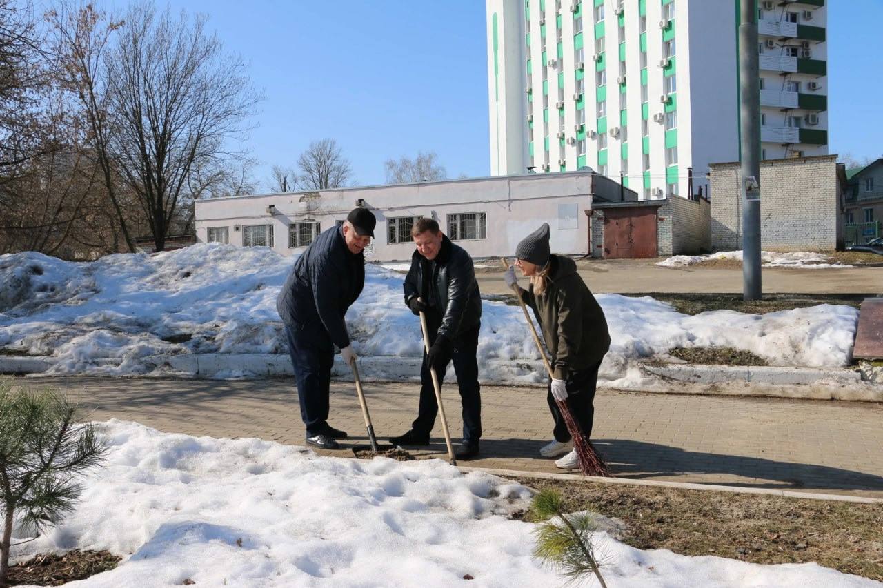 Активисты Единой России приняли участие в весеннем субботнике Активисты Единой России приняли участие в весеннем субботнике