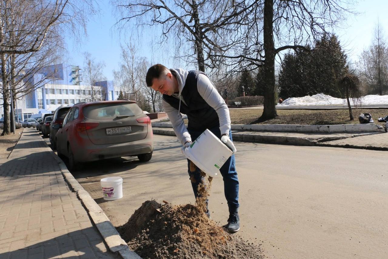 Активисты Единой России приняли участие в весеннем субботнике Активисты Единой России приняли участие в весеннем субботнике