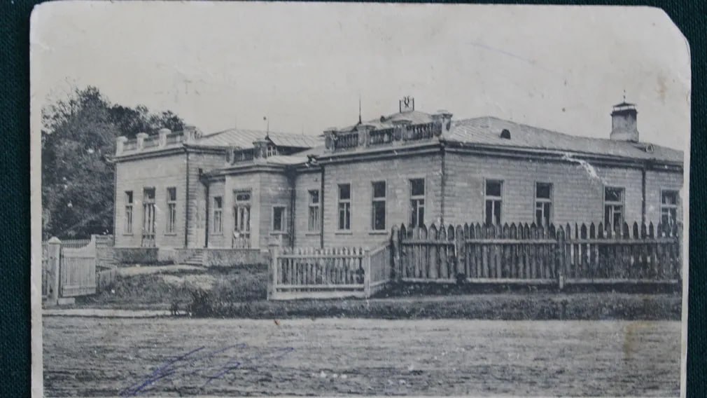 В музее хранится открытка с изображением здания Общественного Собрания в Дятьково начала XX века