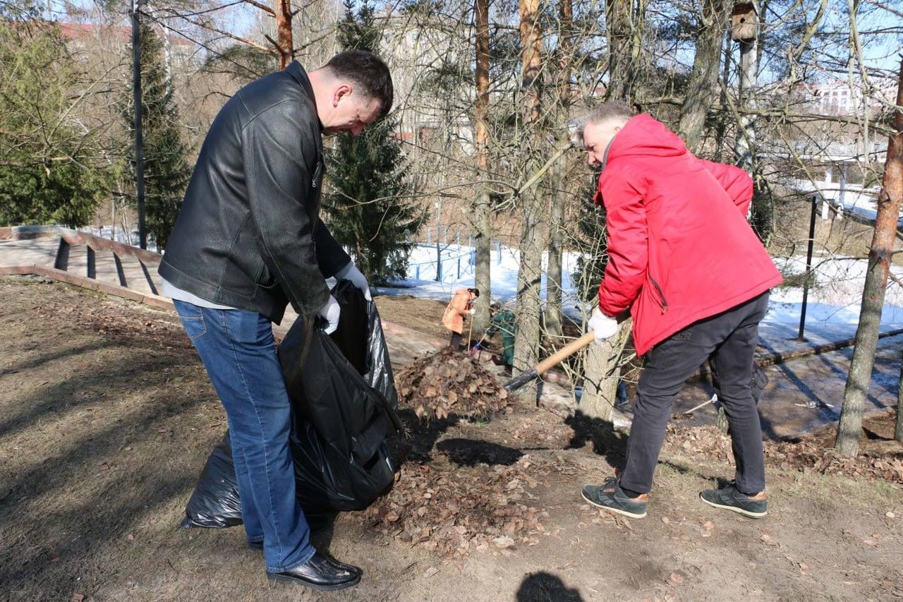 Активисты Единой России приняли участие в весеннем субботнике Активисты Единой России приняли участие в весеннем субботнике