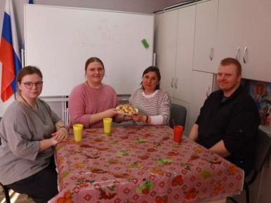 Представьте себе место, где воздух наполнен ароматом свежей выпечки, где царят искренние улыбки и рождается настоящее творческое вдохновение… Именно такую теплую и особенную атмосферу создали участники инклюзивного клуба...