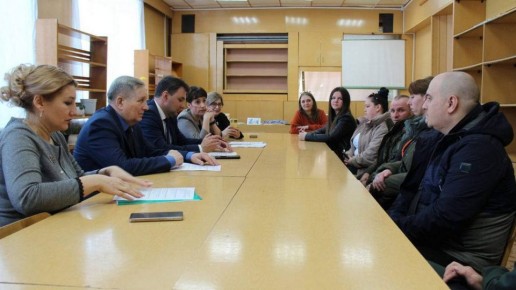 В Суземской библиотеке состоялась значимая встреча, на которой собрались представители благотворительного фонда «Ванечка» и члены Общественной палаты Брянской области