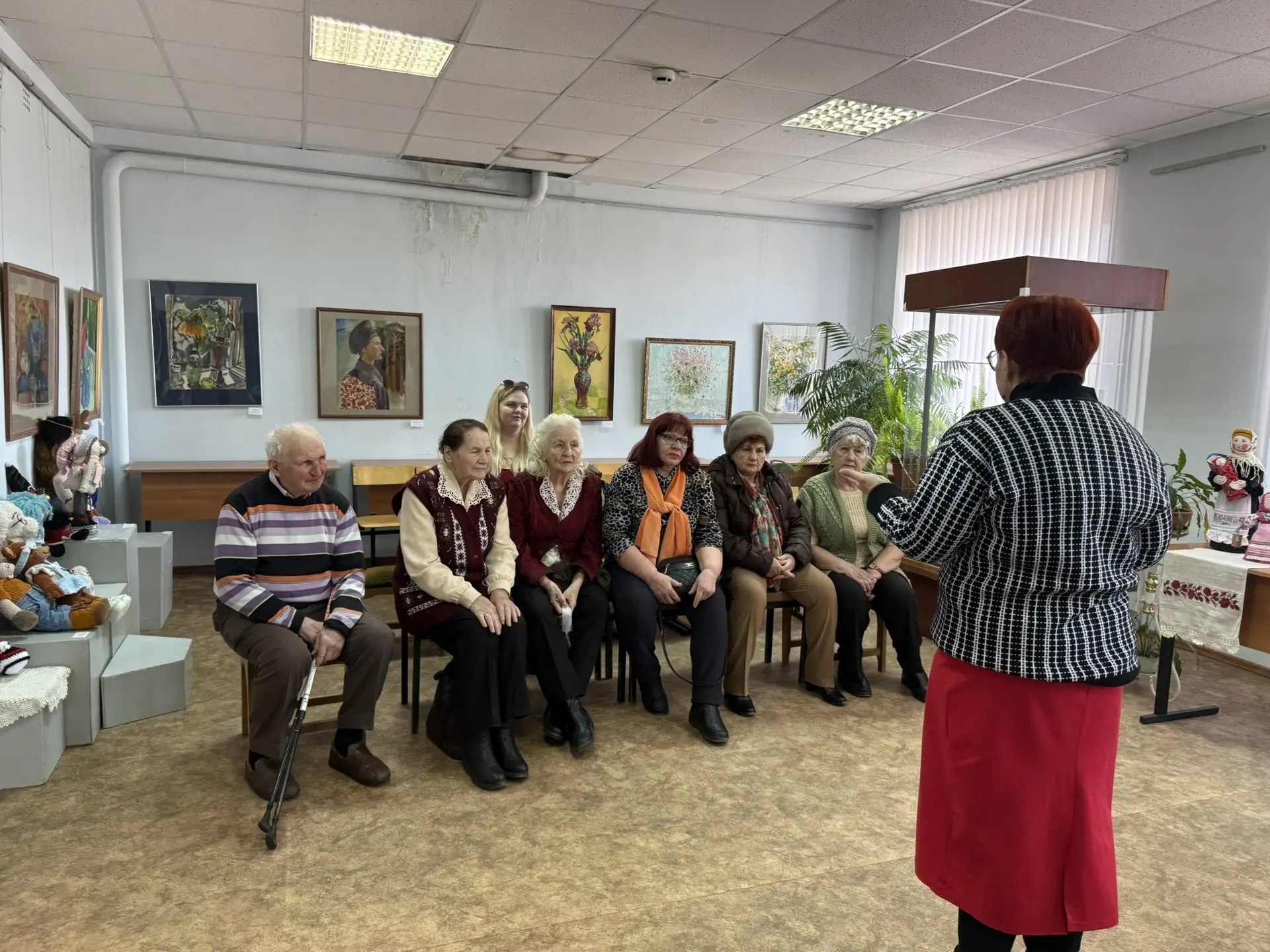 Сегодня участники клуба "Активное долголетие" ГБУ КЦСОН Унечского района побывали в картинной галереи нашего города, где прослушали познавательную лекцию "Славянские куклы-обереги", а также посетили тематическую выставку... Сегодня участники клуба "Активное долголетие" ГБУ КЦСОН Унечского района побывали в картинной галереи нашего города, где прослушали познавательную лекцию "Славянские куклы-обереги", а также посетили тематическую выставку...