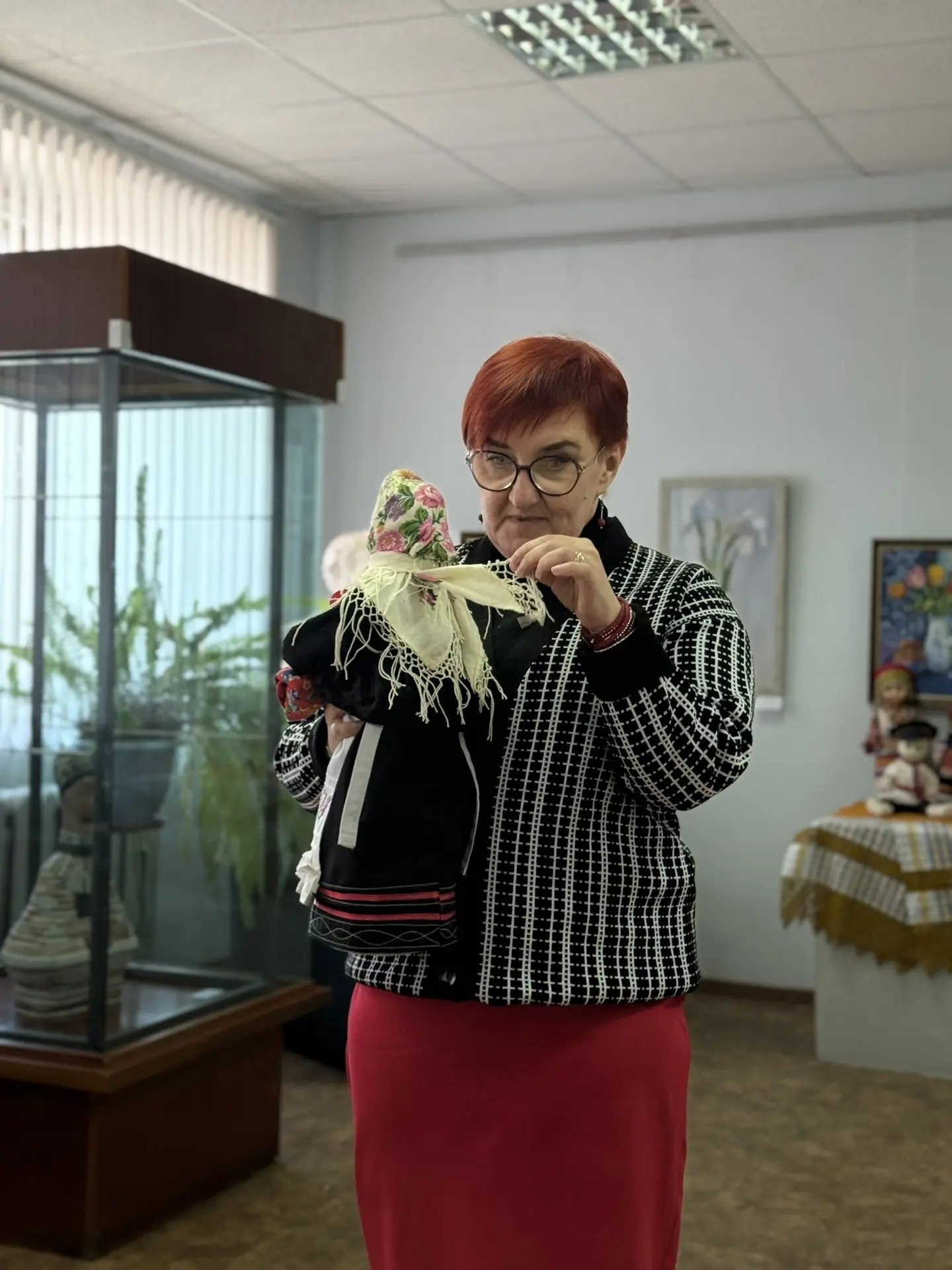 Сегодня участники клуба "Активное долголетие" ГБУ КЦСОН Унечского района побывали в картинной галереи нашего города, где прослушали познавательную лекцию "Славянские куклы-обереги", а также посетили тематическую выставку...