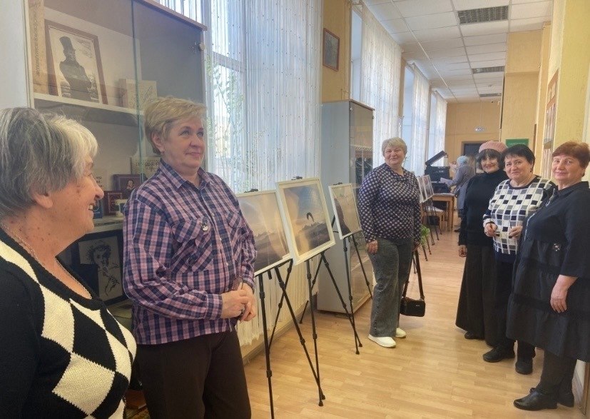 В Центральной библиотеке имени А. С. Пушкина действует авторская выставка фоторабот преподавателя художественного отделения Детской школы искусства им. Е. М. Беляева Людмилы Александровны Ксендзовой, посвященная прекрасной...