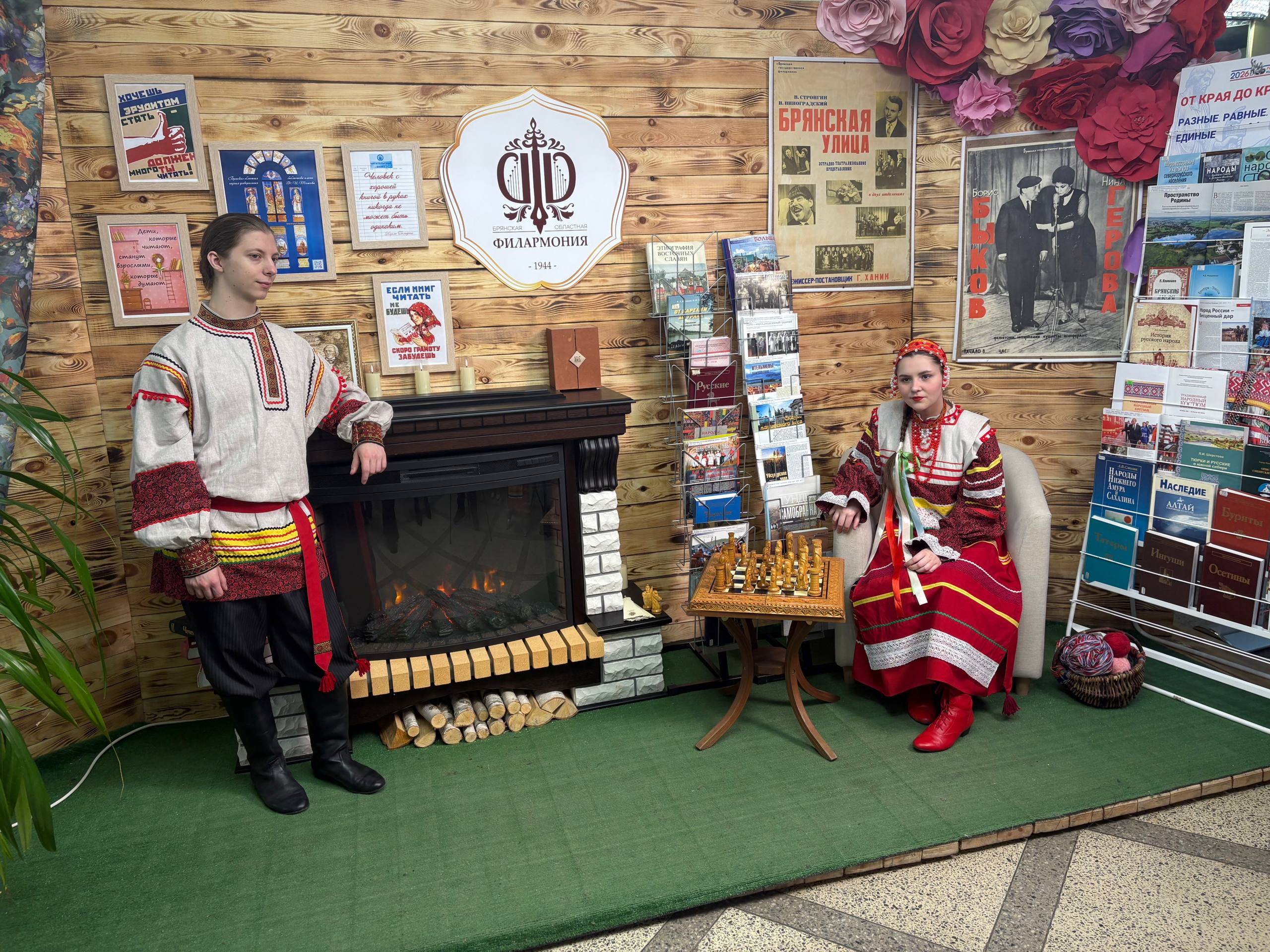 Сегодня в День работника культуры в фойе к/з Дружба были представлены масштабные выставочные проекты Сегодня в День работника культуры в фойе к/з Дружба были представлены масштабные выставочные проекты