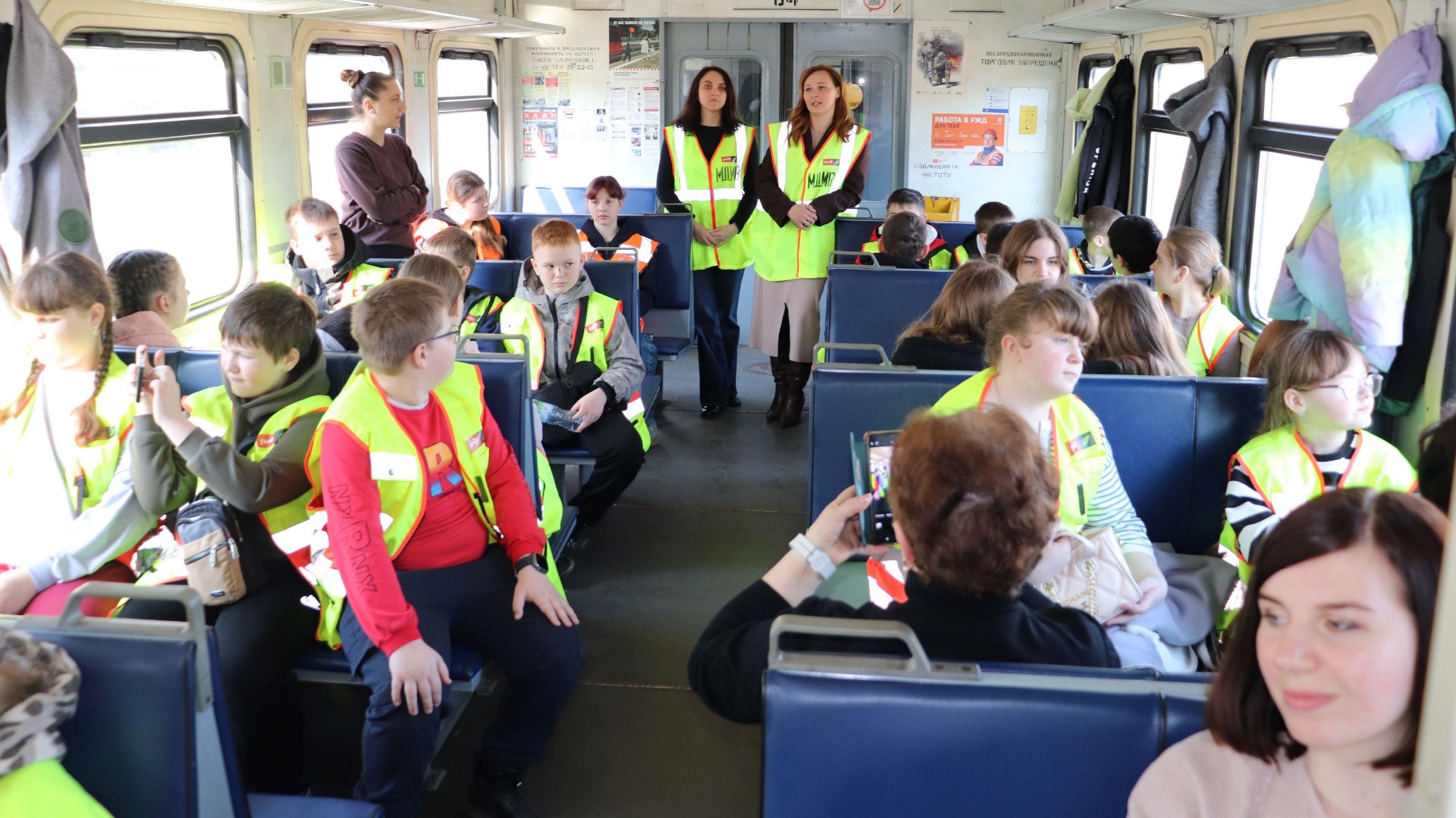 В Брянске железнодорожники провели для школьников профилактический "Рейс безопасности"