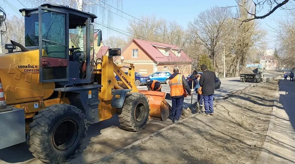 Сегодня, 25 марта бригада муниципального коммунального предприятия «Благоустройство» приступила к уборке главных улиц города от мусора и песка