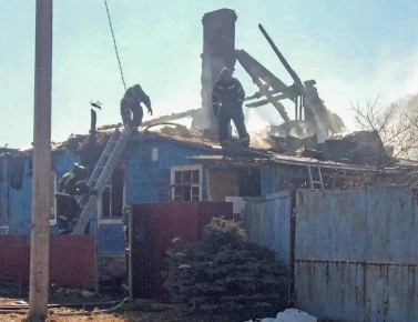 В Белых Берегах пожар уничтожил крышу дома