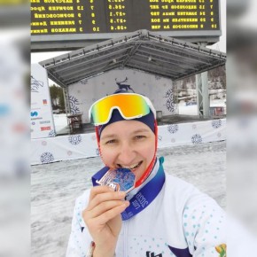 Брянская лыжница Наталья Есипова завоевала бронзу соревнований в Мурманске