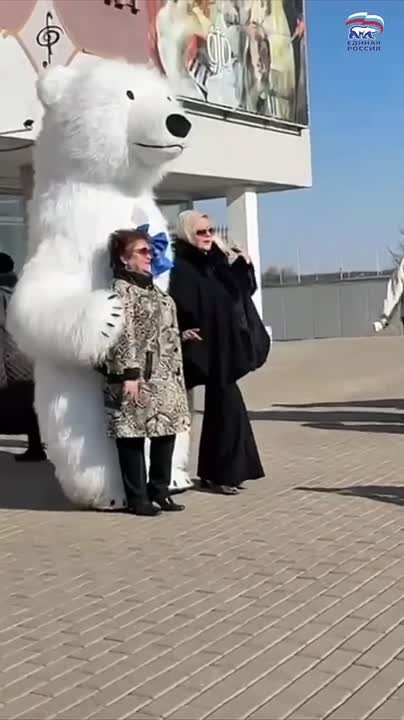 Вчера в концертном зале «Дружба» поздравляли с профессиональным праздником работников культуры