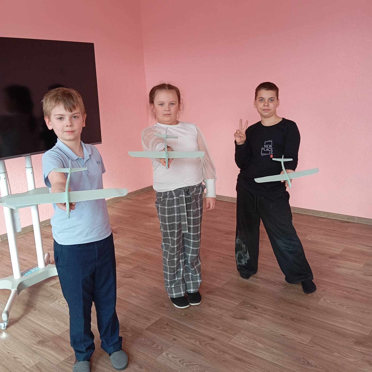 26 марта в Прогимназии №1 в рамках сетевого взаимодействия с МБУ ДО СЮТ состоялся увлекательный мастер-класс по изготовлению авиамоделей 26 марта в Прогимназии №1 в рамках сетевого взаимодействия с МБУ ДО СЮТ состоялся увлекательный мастер-класс по изготовлению авиамоделей