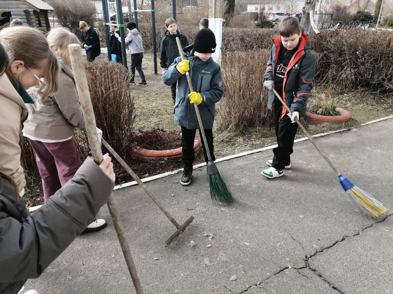 Ученики Лопушской школы вышли на весенний субботник! Ученики Лопушской школы вышли на весенний субботник!