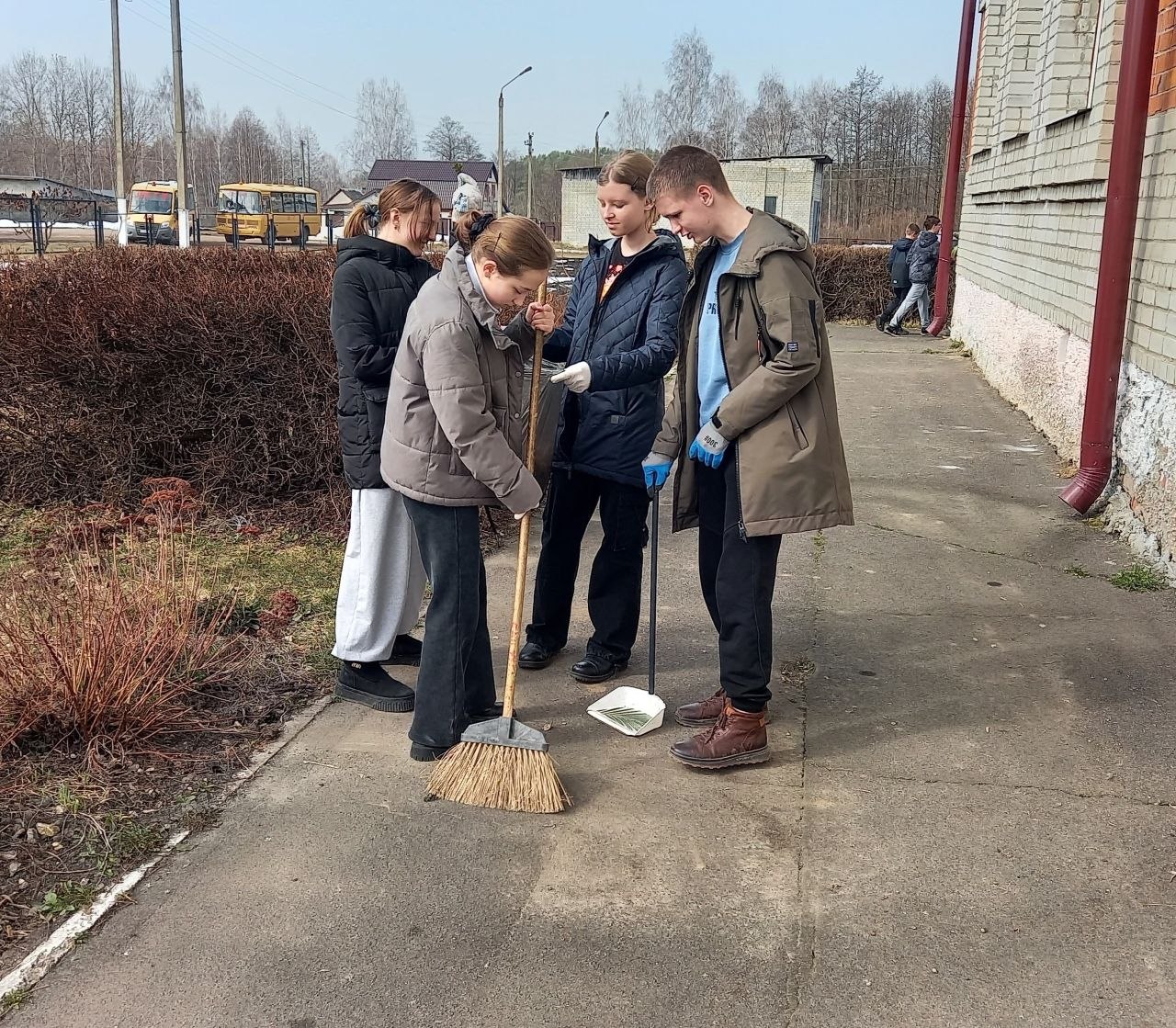 Ученики Лопушской школы вышли на весенний субботник! Ученики Лопушской школы вышли на весенний субботник!