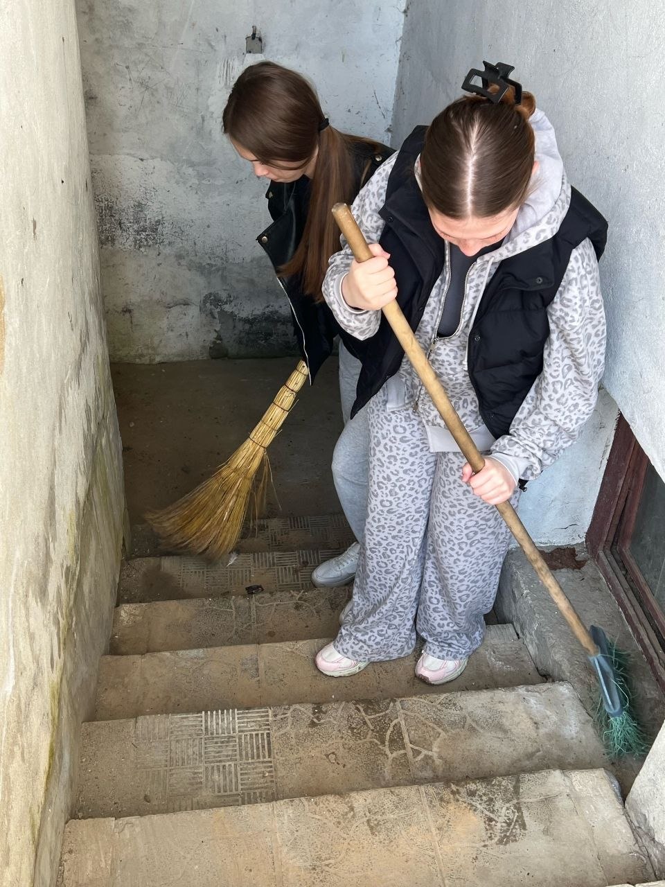 Ученики Лопушской школы вышли на весенний субботник! Ученики Лопушской школы вышли на весенний субботник!