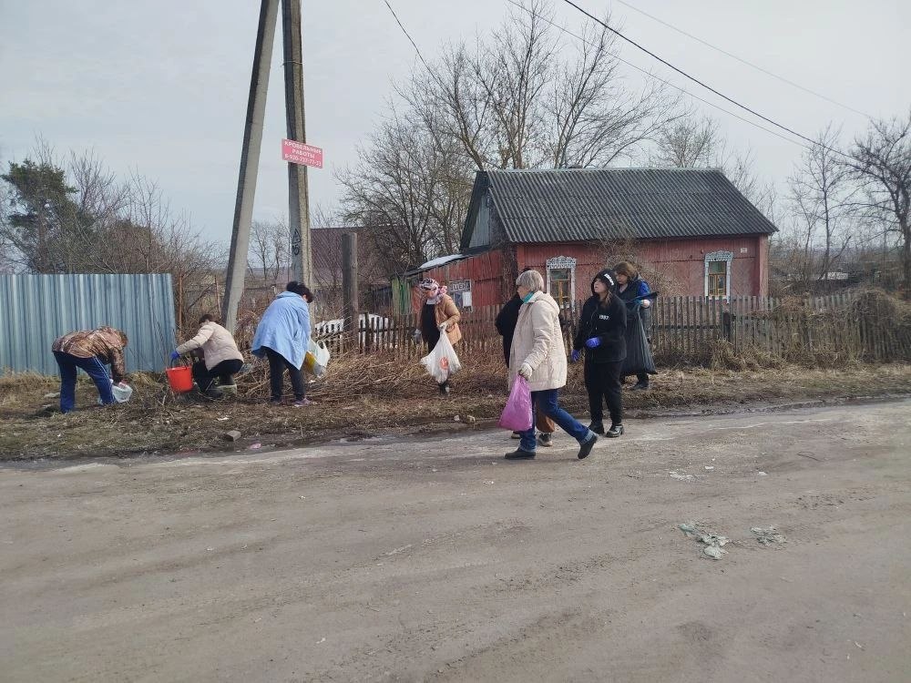 Сезон наведения порядка открыт! Работники Администрации, районного Дома культуры, Централизованной библиотеки, Детской школы искусств, ФОК и др. вышли на улицы п. Выгоничи, чтобы привести в порядок общественные территории... Сезон наведения порядка открыт! Работники Администрации, районного Дома культуры, Централизованной библиотеки, Детской школы искусств, ФОК и др. вышли на улицы п. Выгоничи, чтобы привести в порядок общественные территории...
