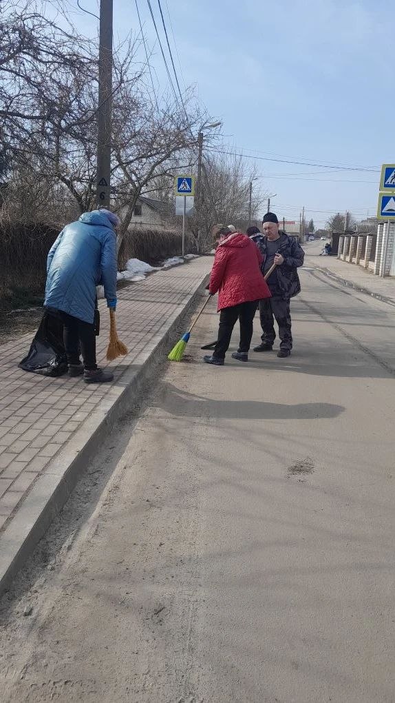 Сезон наведения порядка открыт! Работники Администрации, районного Дома культуры, Централизованной библиотеки, Детской школы искусств, ФОК и др. вышли на улицы п. Выгоничи, чтобы привести в порядок общественные территории... Сезон наведения порядка открыт! Работники Администрации, районного Дома культуры, Централизованной библиотеки, Детской школы искусств, ФОК и др. вышли на улицы п. Выгоничи, чтобы привести в порядок общественные территории...