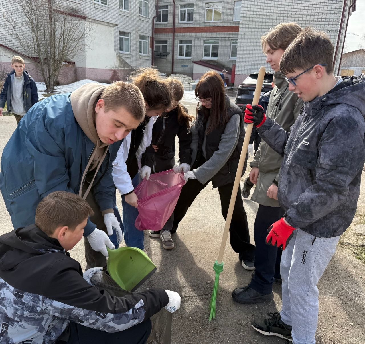 Ученики Лопушской школы вышли на весенний субботник! Ученики Лопушской школы вышли на весенний субботник!