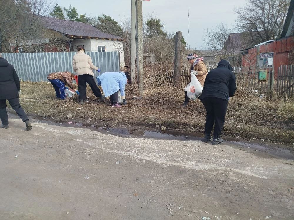 Сезон наведения порядка открыт! Работники Администрации, районного Дома культуры, Централизованной библиотеки, Детской школы искусств, ФОК и др. вышли на улицы п. Выгоничи, чтобы привести в порядок общественные территории... Сезон наведения порядка открыт! Работники Администрации, районного Дома культуры, Централизованной библиотеки, Детской школы искусств, ФОК и др. вышли на улицы п. Выгоничи, чтобы привести в порядок общественные территории...