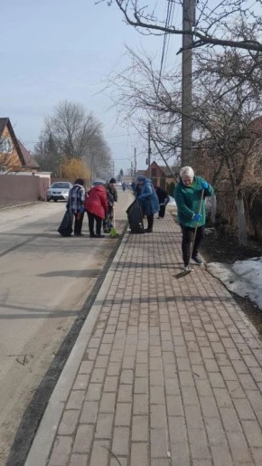 Сезон наведения порядка открыт! Работники Администрации, районного Дома культуры, Централизованной библиотеки, Детской школы искусств, ФОК и др. вышли на улицы п. Выгоничи, чтобы привести в порядок общественные территории...