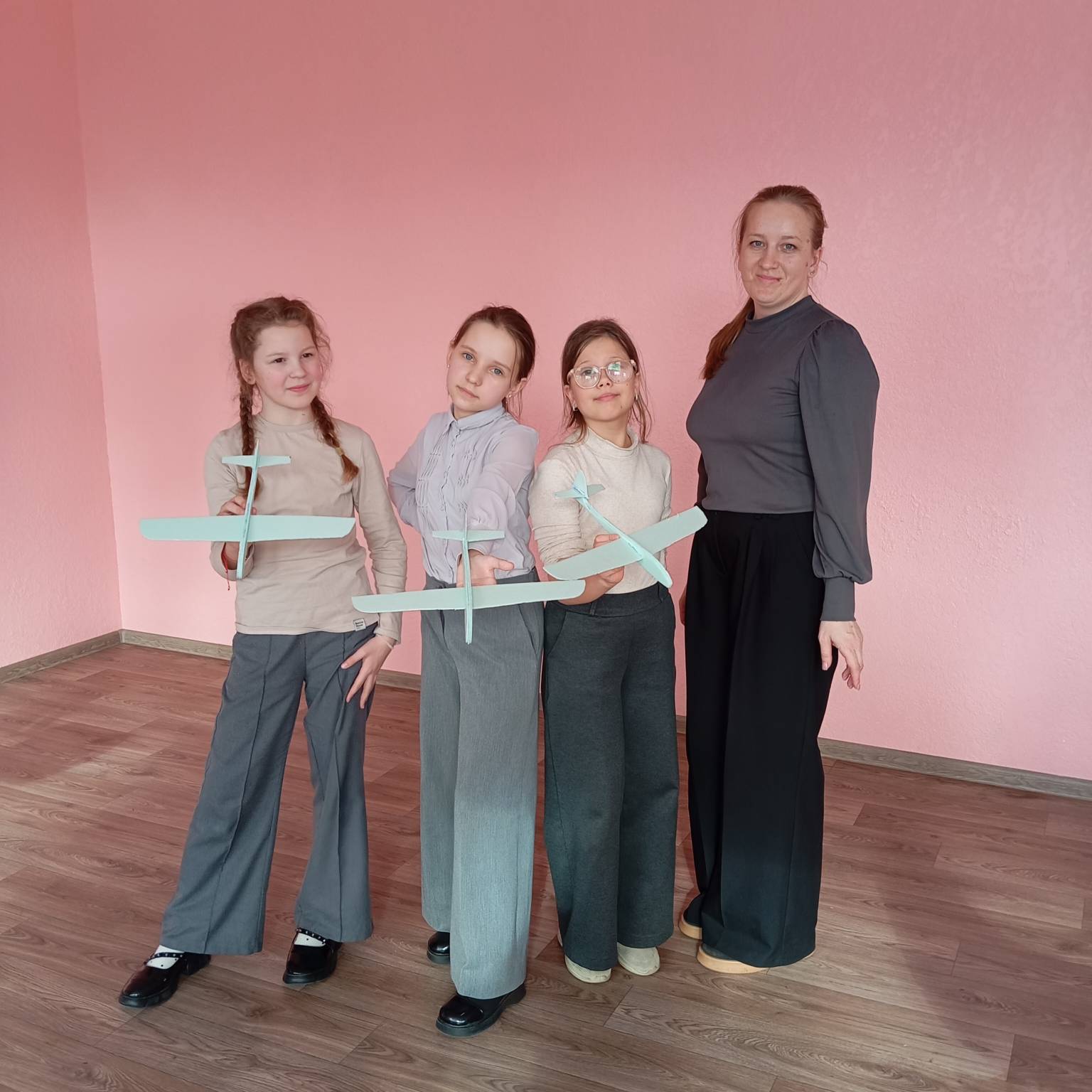 26 марта в Прогимназии №1 в рамках сетевого взаимодействия с МБУ ДО СЮТ состоялся увлекательный мастер-класс по изготовлению авиамоделей 26 марта в Прогимназии №1 в рамках сетевого взаимодействия с МБУ ДО СЮТ состоялся увлекательный мастер-класс по изготовлению авиамоделей