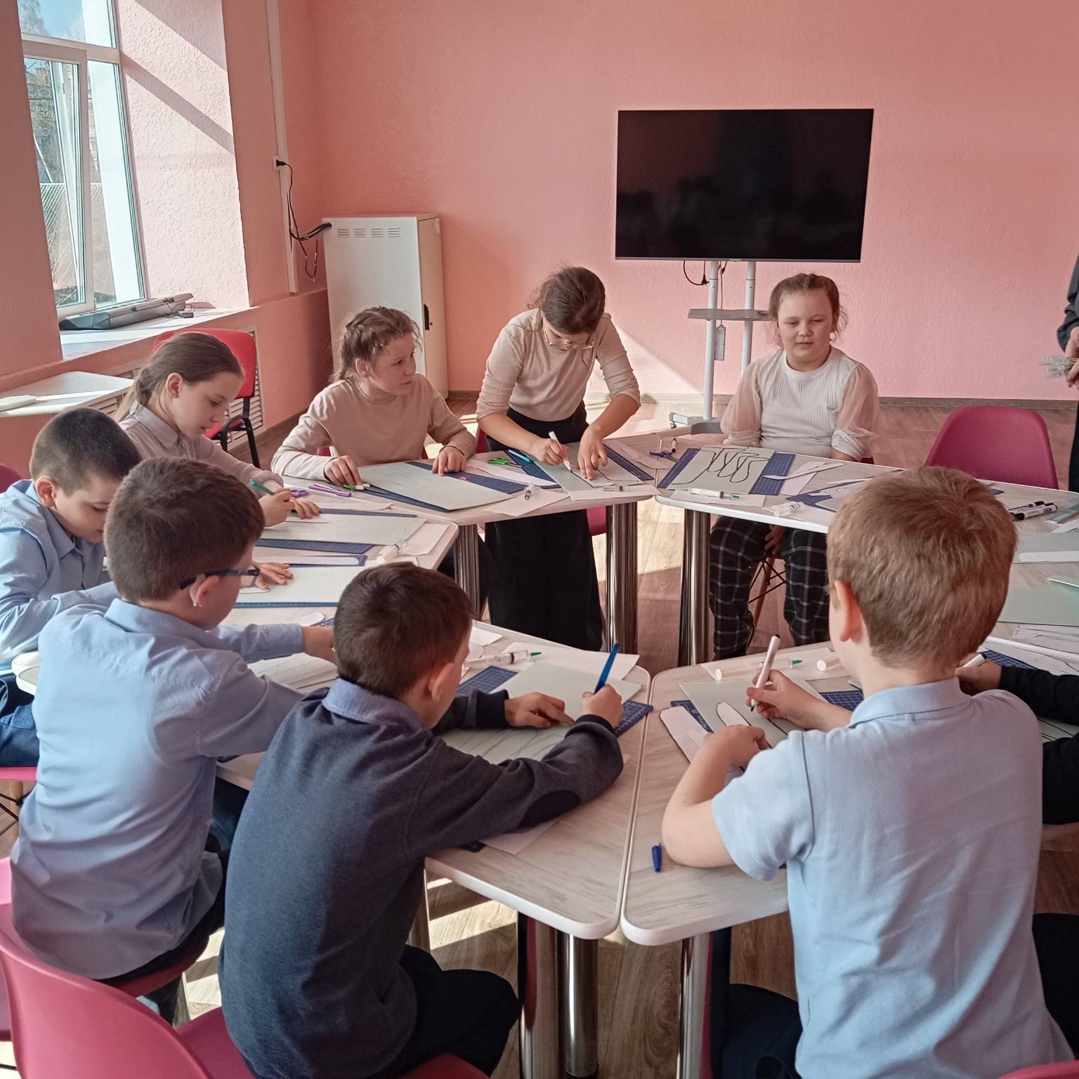 26 марта в Прогимназии №1 в рамках сетевого взаимодействия с МБУ ДО СЮТ состоялся увлекательный мастер-класс по изготовлению авиамоделей 26 марта в Прогимназии №1 в рамках сетевого взаимодействия с МБУ ДО СЮТ состоялся увлекательный мастер-класс по изготовлению авиамоделей