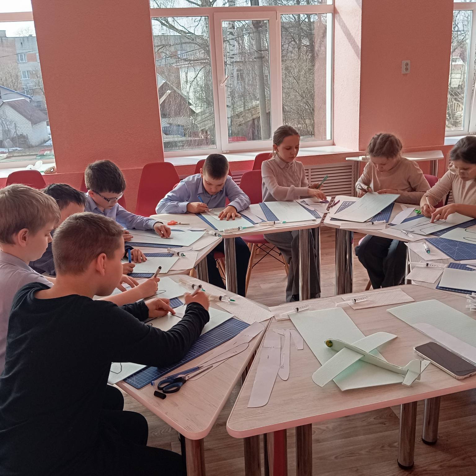 26 марта в Прогимназии №1 в рамках сетевого взаимодействия с МБУ ДО СЮТ состоялся увлекательный мастер-класс по изготовлению авиамоделей 26 марта в Прогимназии №1 в рамках сетевого взаимодействия с МБУ ДО СЮТ состоялся увлекательный мастер-класс по изготовлению авиамоделей