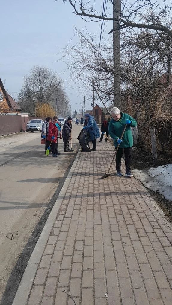 Сезон наведения порядка открыт! Работники Администрации, районного Дома культуры, Централизованной библиотеки, Детской школы искусств, ФОК и др. вышли на улицы п. Выгоничи, чтобы привести в порядок общественные территории... Сезон наведения порядка открыт! Работники Администрации, районного Дома культуры, Централизованной библиотеки, Детской школы искусств, ФОК и др. вышли на улицы п. Выгоничи, чтобы привести в порядок общественные территории...