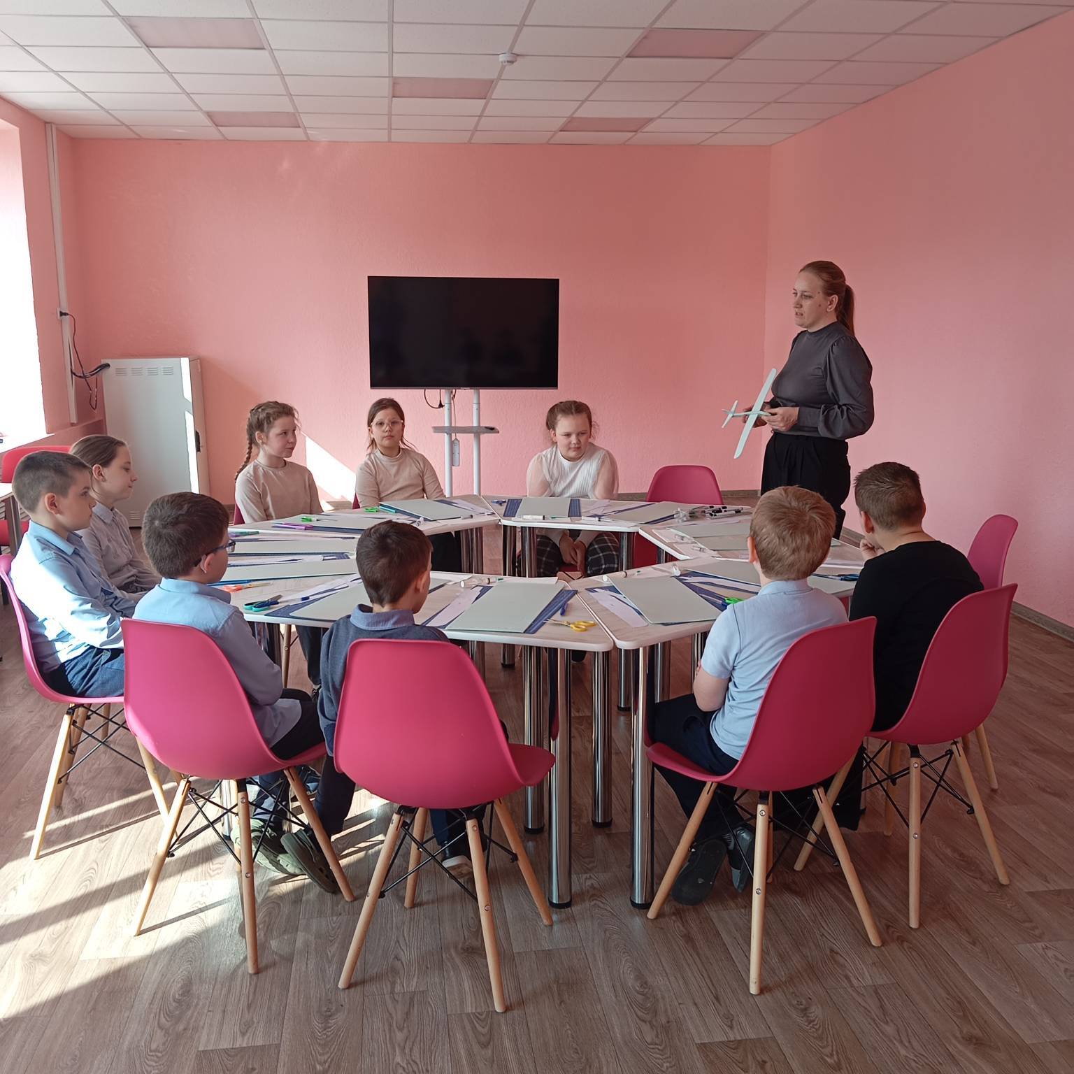 26 марта в Прогимназии №1 в рамках сетевого взаимодействия с МБУ ДО СЮТ состоялся увлекательный мастер-класс по изготовлению авиамоделей 26 марта в Прогимназии №1 в рамках сетевого взаимодействия с МБУ ДО СЮТ состоялся увлекательный мастер-класс по изготовлению авиамоделей