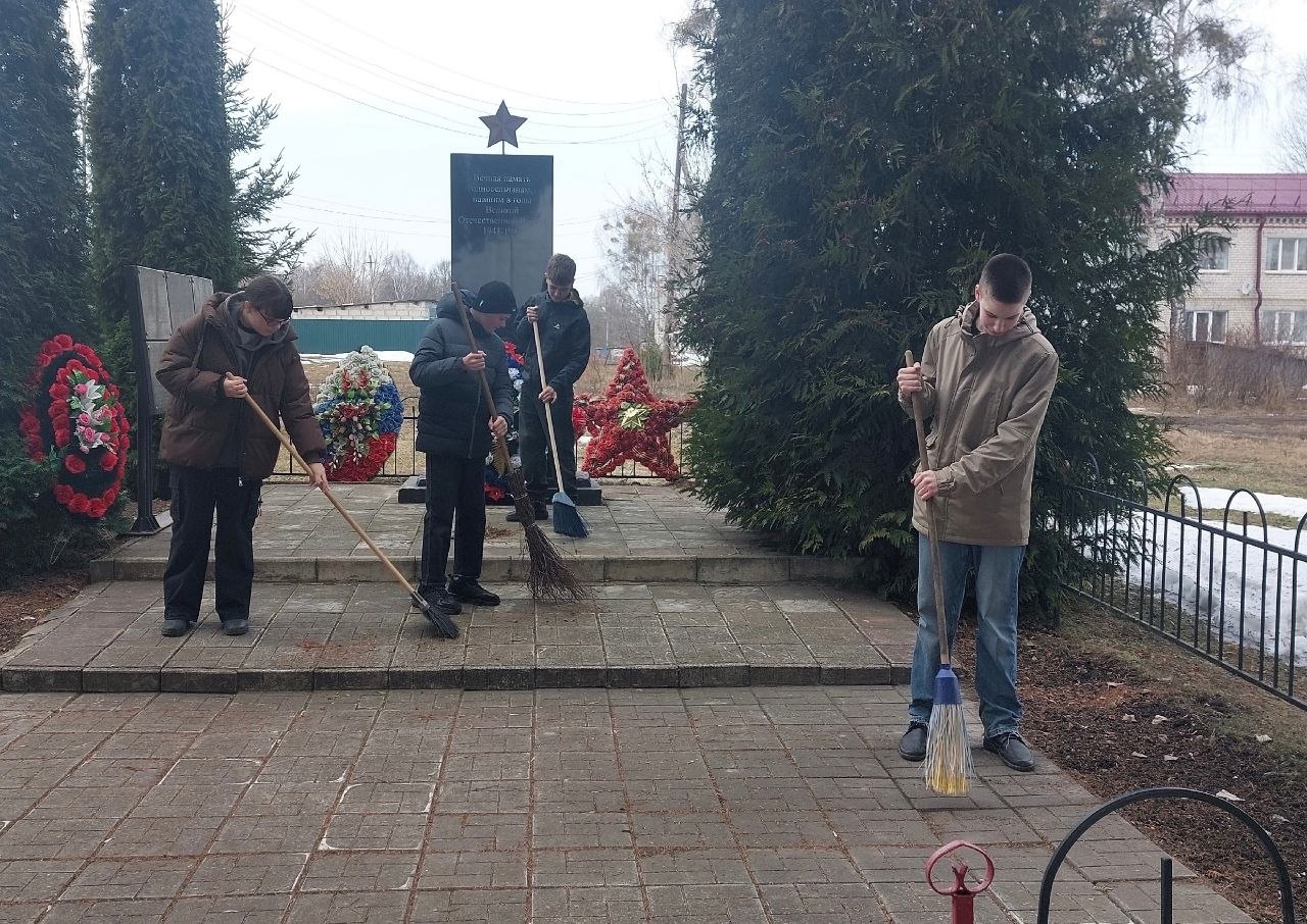 Ученики Лопушской школы вышли на весенний субботник! Ученики Лопушской школы вышли на весенний субботник!