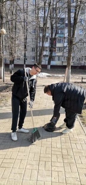 Сегодня, 27 марта, региональным департаментом внутренней политики и Ассоциацией "Совет муниципальных образований Брянской области" организована уборка в сквере имени И.К. Гайдукова в центре города