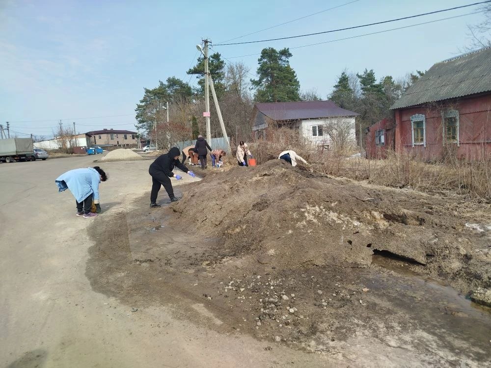 Сезон наведения порядка открыт! Работники Администрации, районного Дома культуры, Централизованной библиотеки, Детской школы искусств, ФОК и др. вышли на улицы п. Выгоничи, чтобы привести в порядок общественные территории... Сезон наведения порядка открыт! Работники Администрации, районного Дома культуры, Централизованной библиотеки, Детской школы искусств, ФОК и др. вышли на улицы п. Выгоничи, чтобы привести в порядок общественные территории...