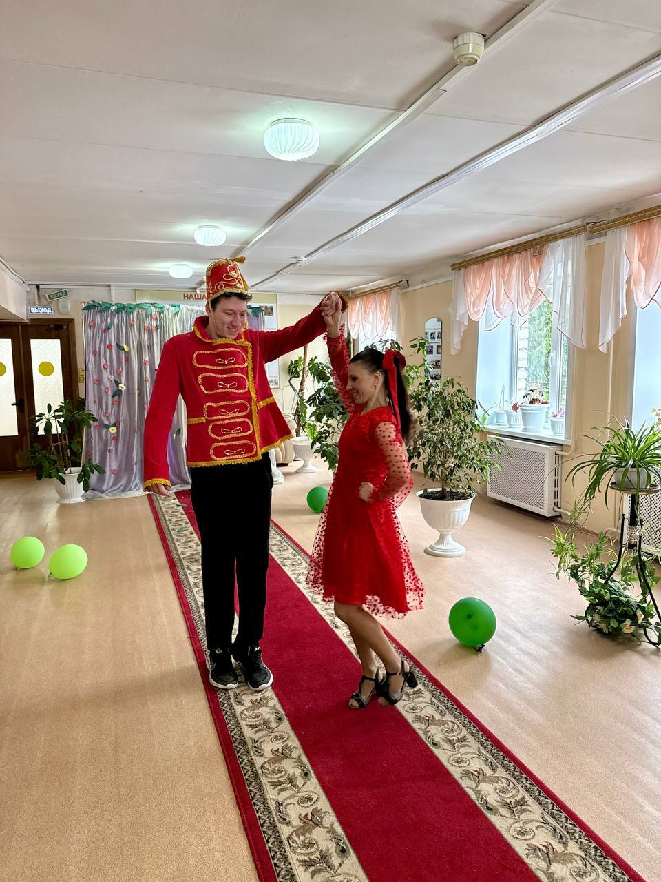 «Мы любим красное носить». Сегодня мы отмечаем День Счастья! И Дарковичский дом социального обслуживания решил сделать его незабываемым для всех «Мы любим красное носить». Сегодня мы отмечаем День Счастья! И Дарковичский дом социального обслуживания решил сделать его незабываемым для всех