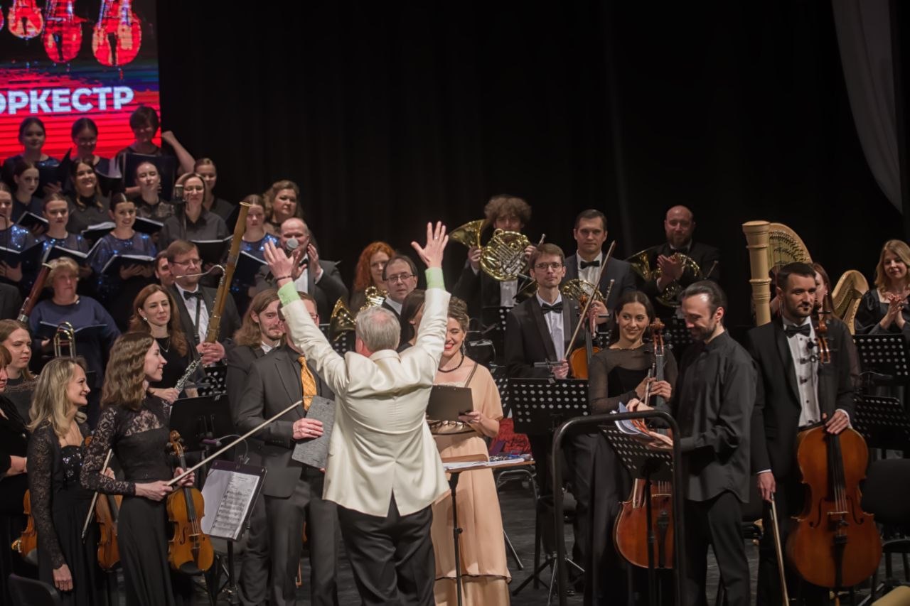 В концертном зале «Дружба» Брянской областной филармонии состоялся юбилейный гала-концерт Брянского Губернаторского симфонического оркестра под управлением художественного руководителя и главного дирижёра Алексея Верховена В концертном зале «Дружба» Брянской областной филармонии состоялся юбилейный гала-концерт Брянского Губернаторского симфонического оркестра под управлением художественного руководителя и главного дирижёра Алексея Верховена