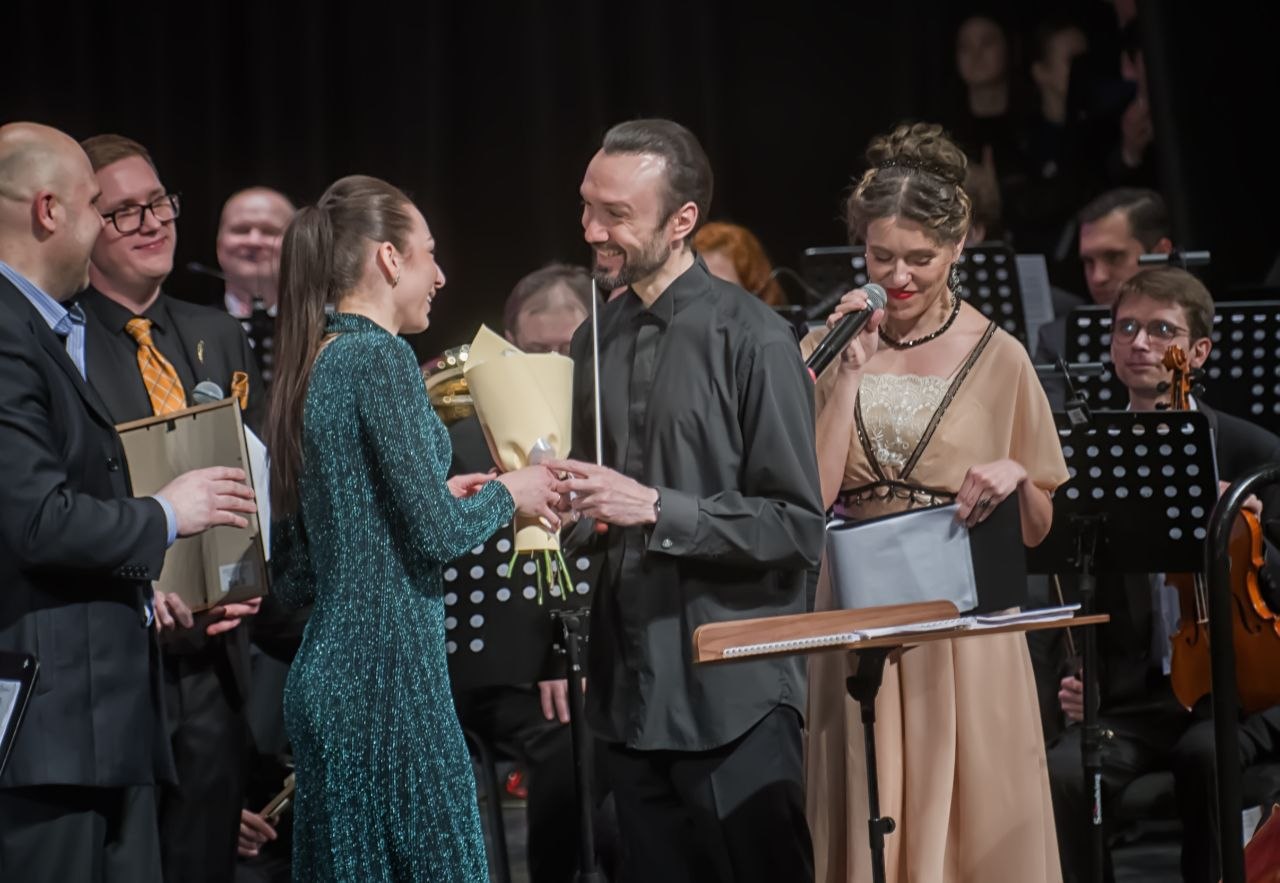 В концертном зале «Дружба» Брянской областной филармонии состоялся юбилейный гала-концерт Брянского Губернаторского симфонического оркестра под управлением художественного руководителя и главного дирижёра Алексея Верховена В концертном зале «Дружба» Брянской областной филармонии состоялся юбилейный гала-концерт Брянского Губернаторского симфонического оркестра под управлением художественного руководителя и главного дирижёра Алексея Верховена