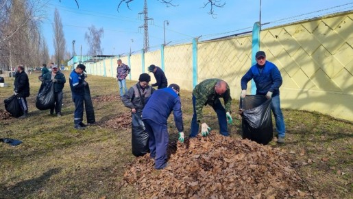 Первый пошёл!. Ударными темпами, несмотря на пасмурную погоду, в Брянске прошёл первый в этом году общегородской субботник